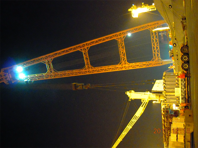 Tianjin Port exports transformers to West Africa, with each unit weighing 128 tons, renting floating cranes for operation.